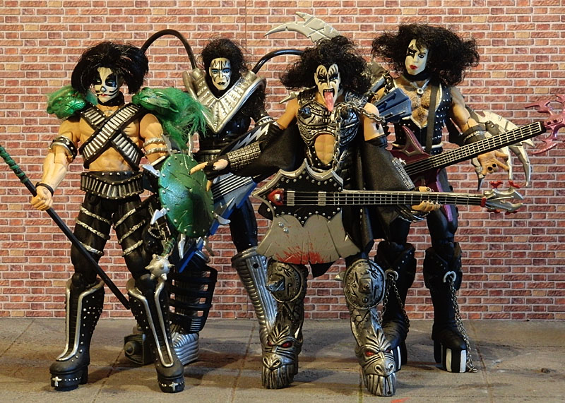 Новая игрушка группа. Игрушки группы Кисс. Фигурки группы Kiss. Статуэтка группы Кисс.