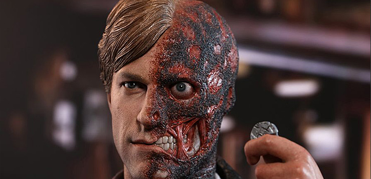 Hot Toys: Two Face (The Dark Knight)
